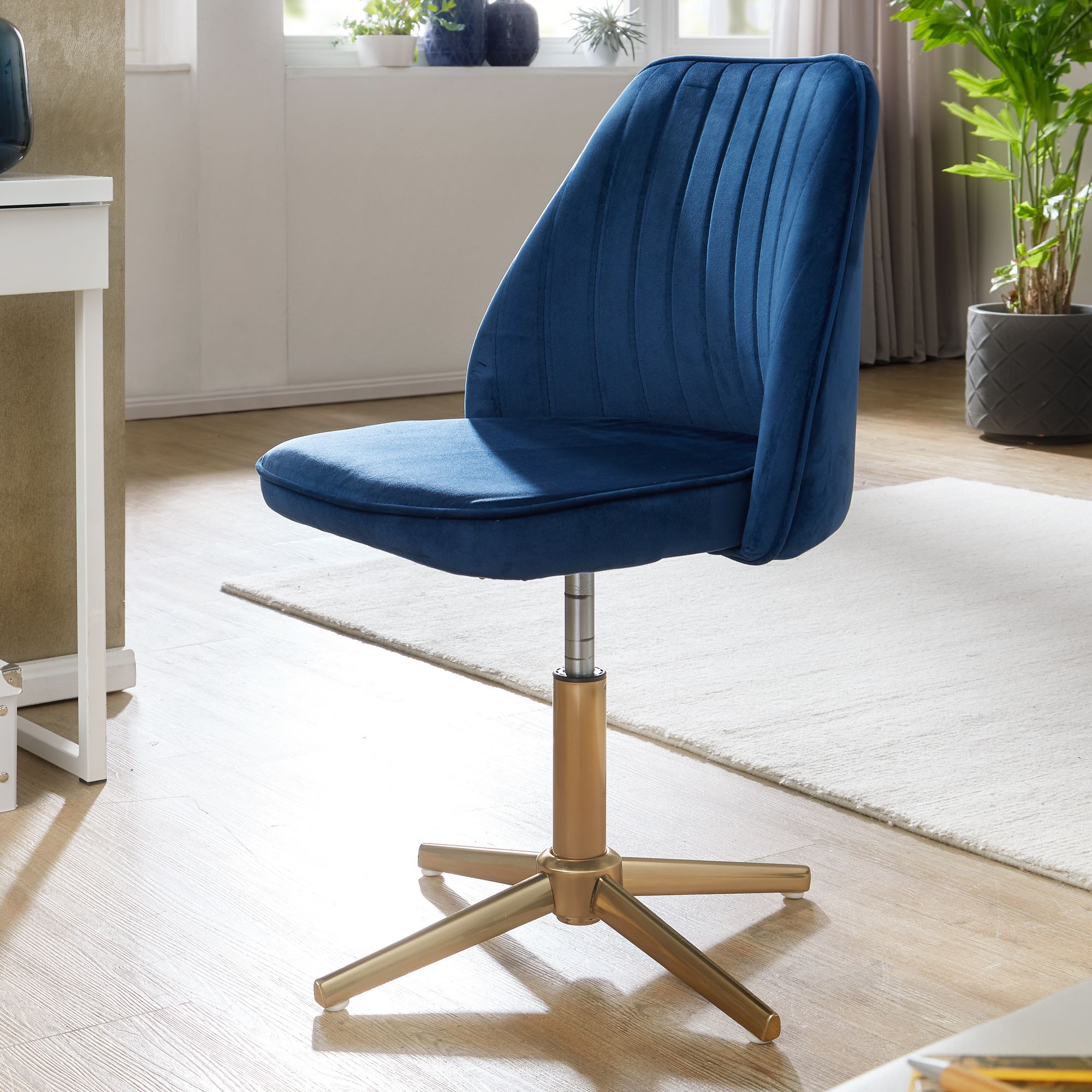 Bureaustoel donkerblauw velvet design draaifauteuil met rugleuning