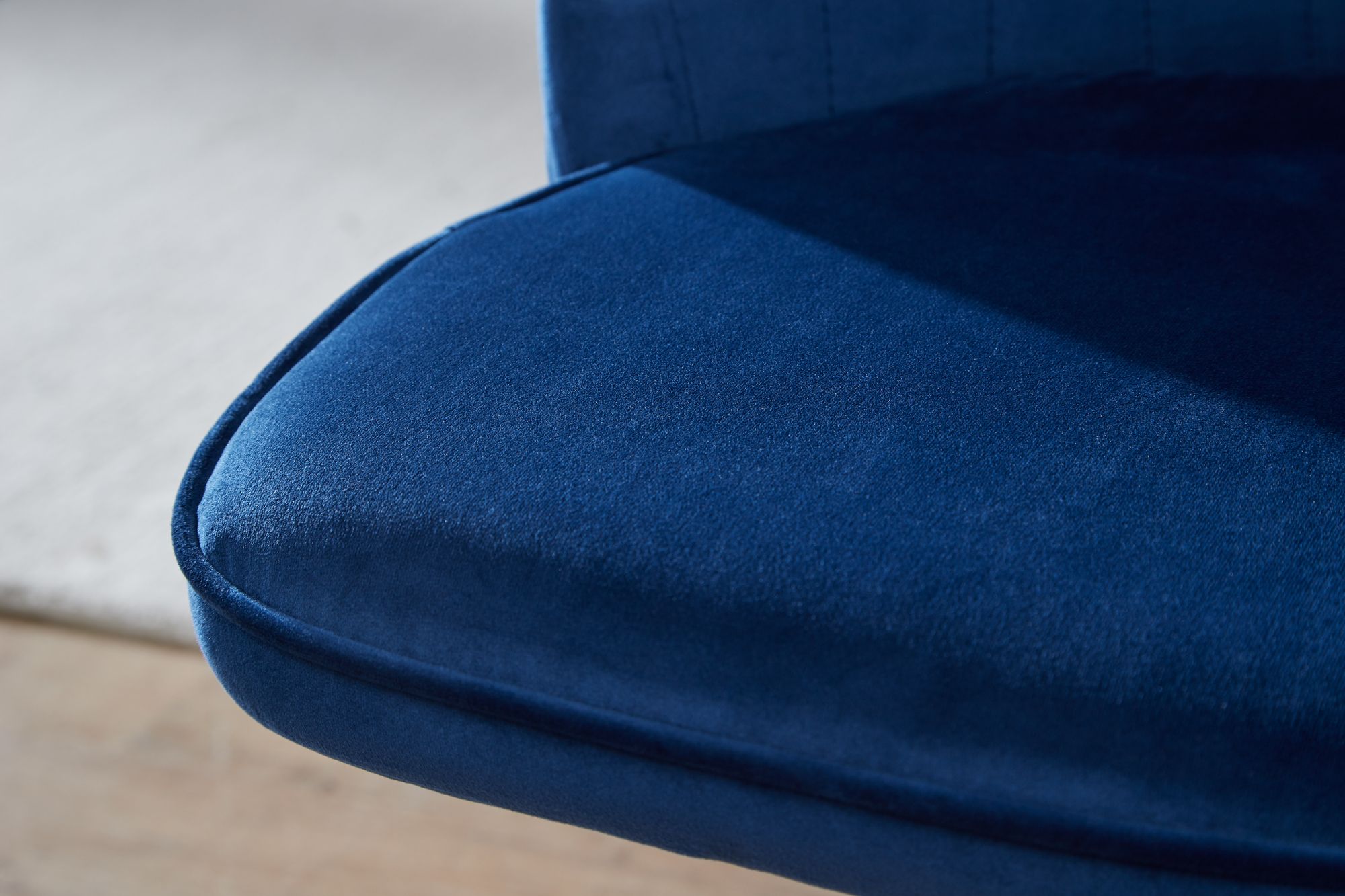 Bureaustoel donkerblauw velvet design draaifauteuil met rugleuning