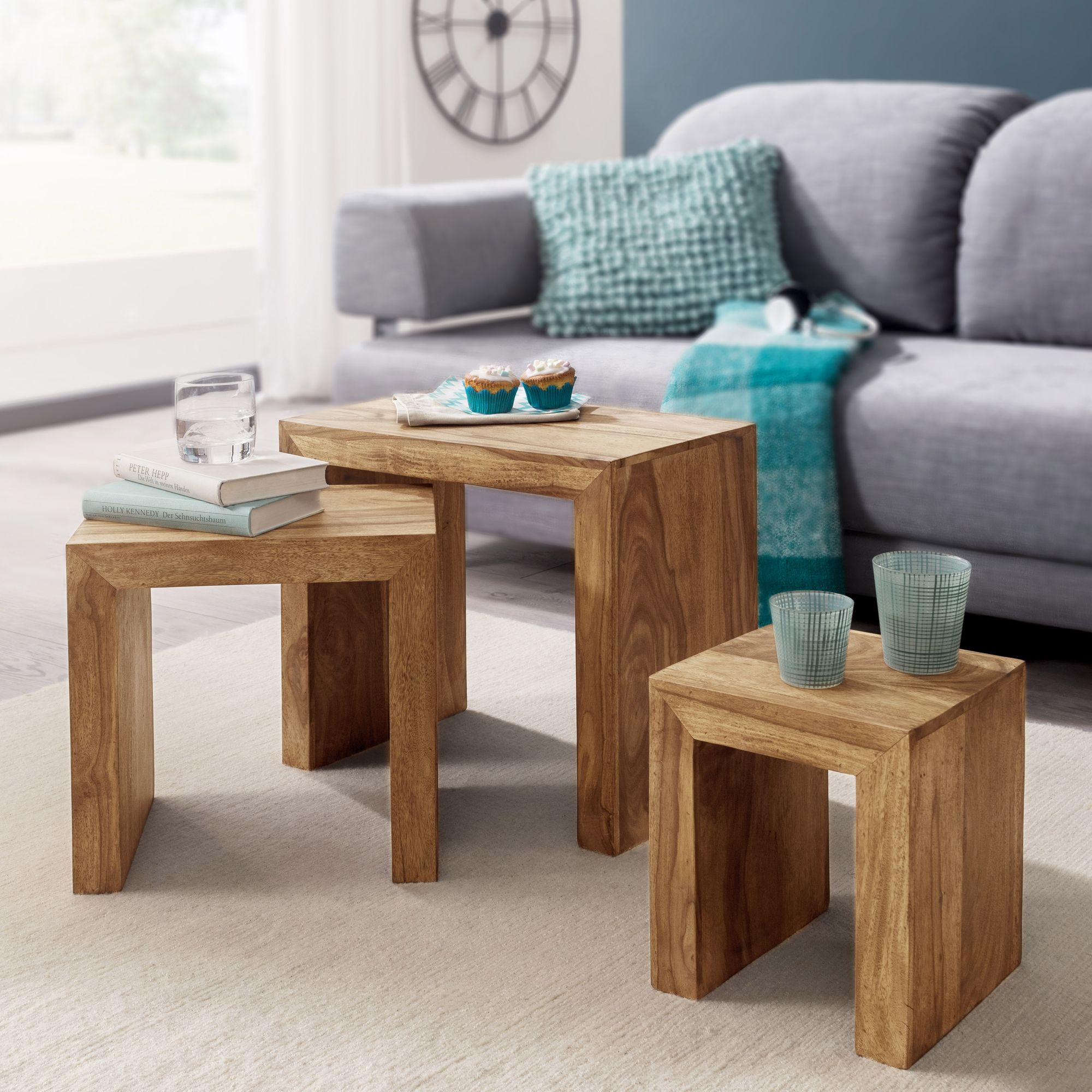 Set de 3 tables gigognes MUMBAI en bois massif d'acacia style maison de campagne, bois naturel marron foncé