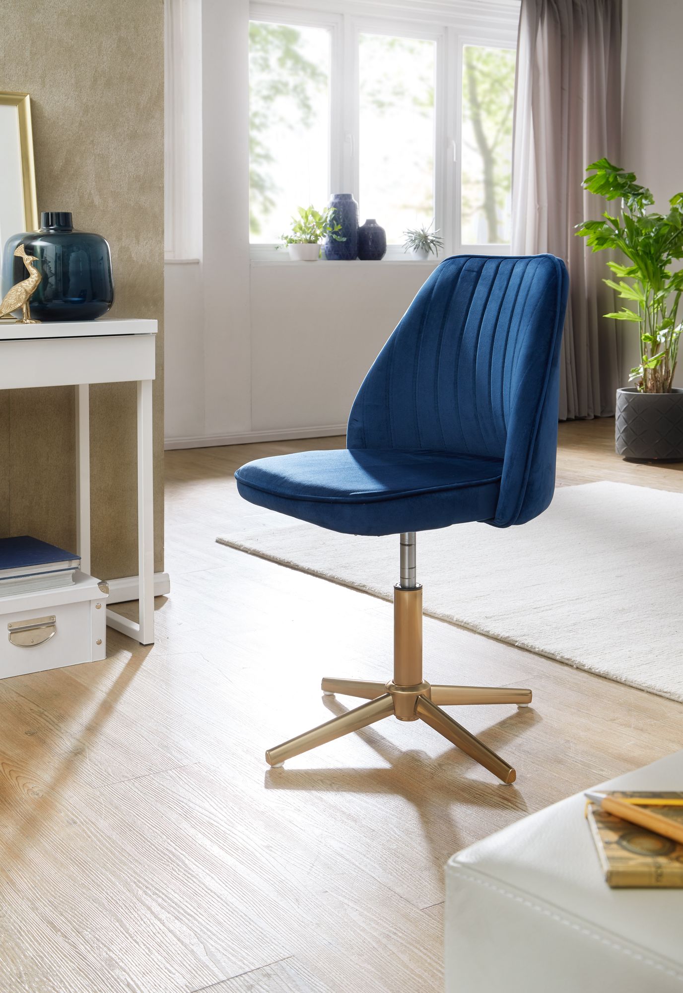 Bureaustoel donkerblauw velvet design draaifauteuil met rugleuning