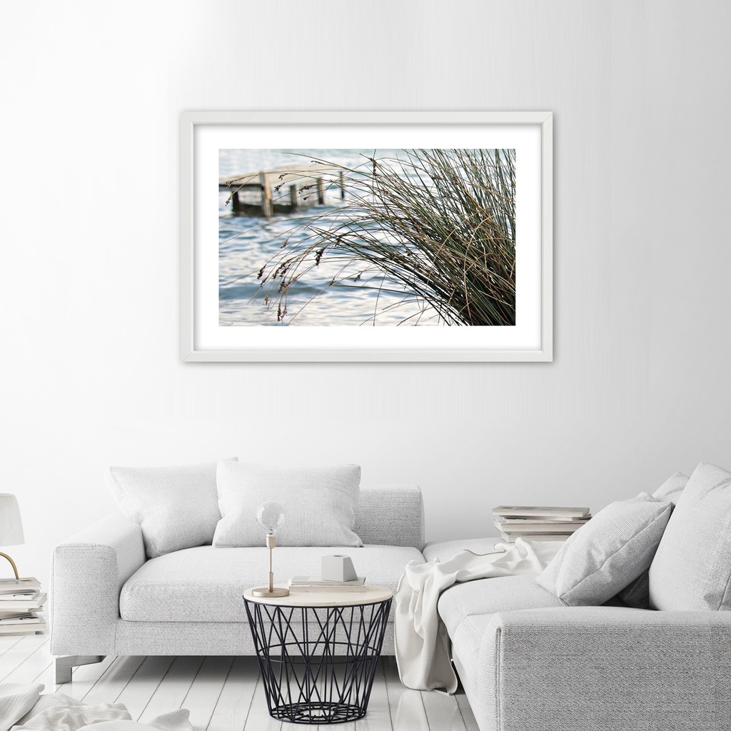 Cadre avec image d'un ponton sur la plage imprimée sur papier satiné finition beig avec cadre en bois feeby-01