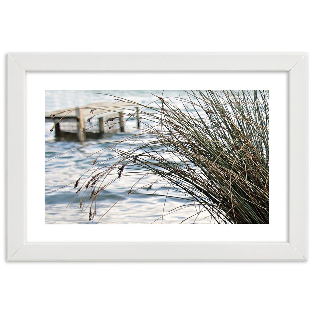 Cadre avec image d'un ponton sur la plage imprimée sur papier satiné finition beig avec cadre en bois feeby-02